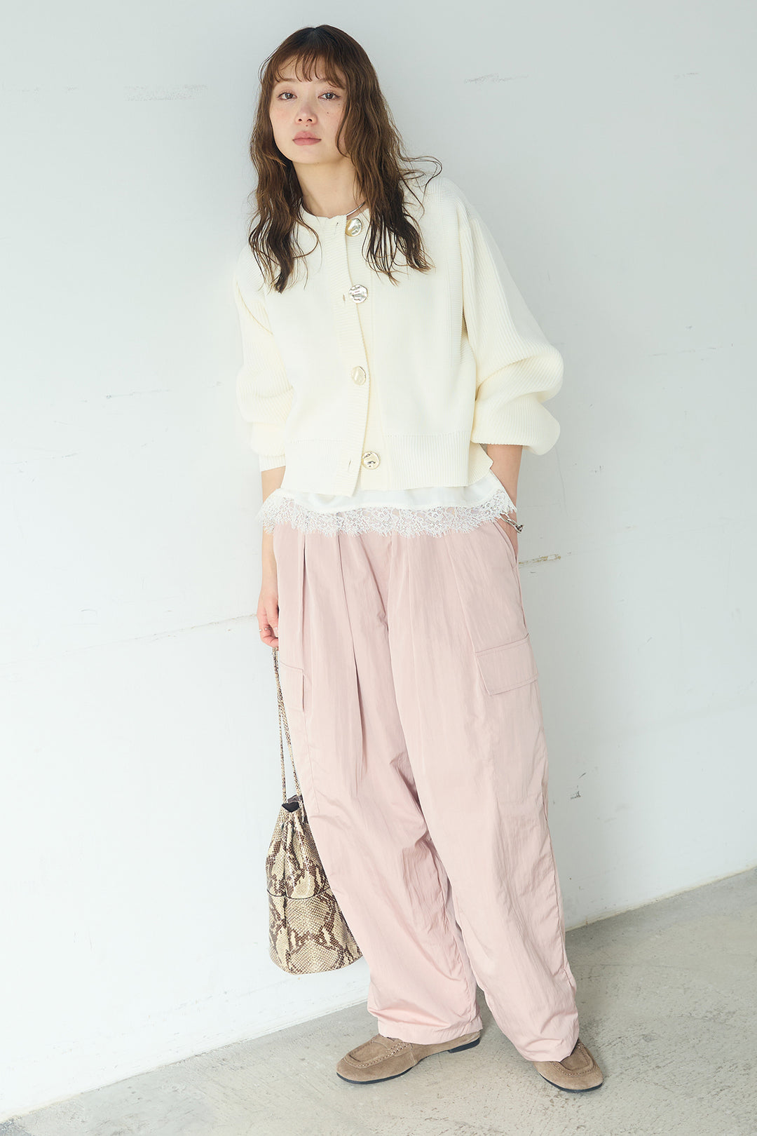 [SET]スポンディッシュBIGボタンクルーネックカーディガン+撥水ジョガーパンツ+ブロード切り替えぺプラムタンク(3set)