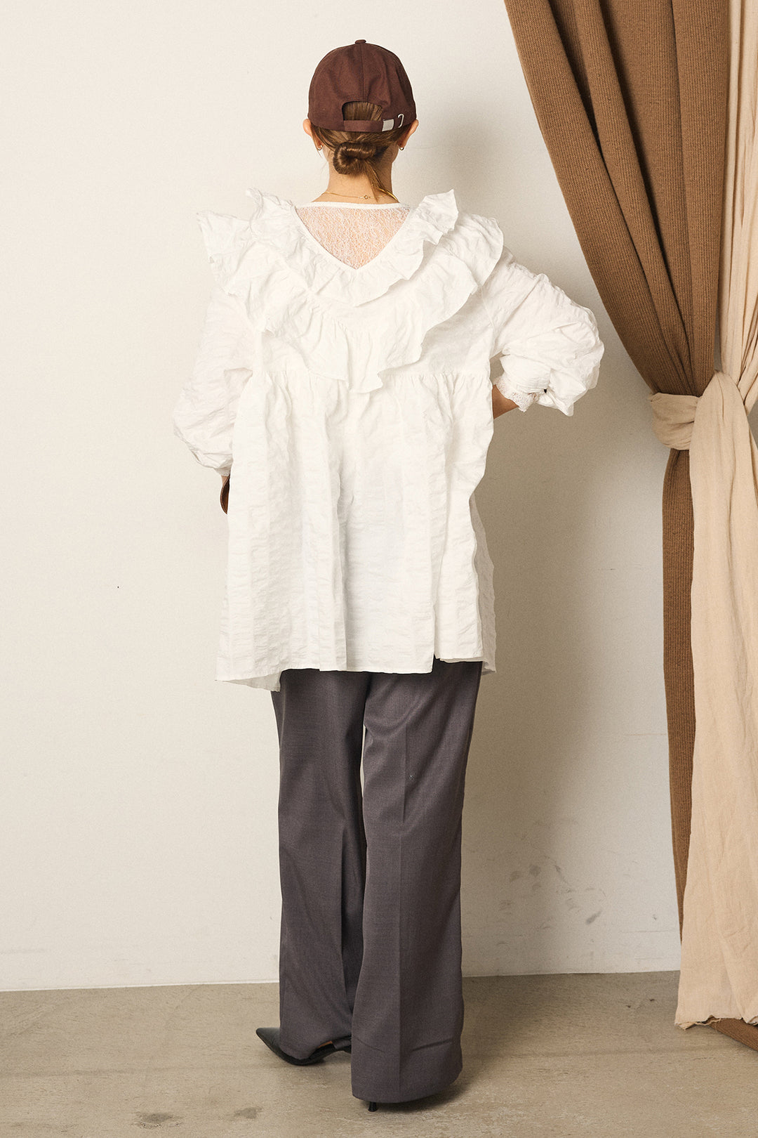 [SET]Vネックフリルカラーブラウス+ツイルスプリングカラータックパンツ+ストレッチレースクルーネックインナー(3set)