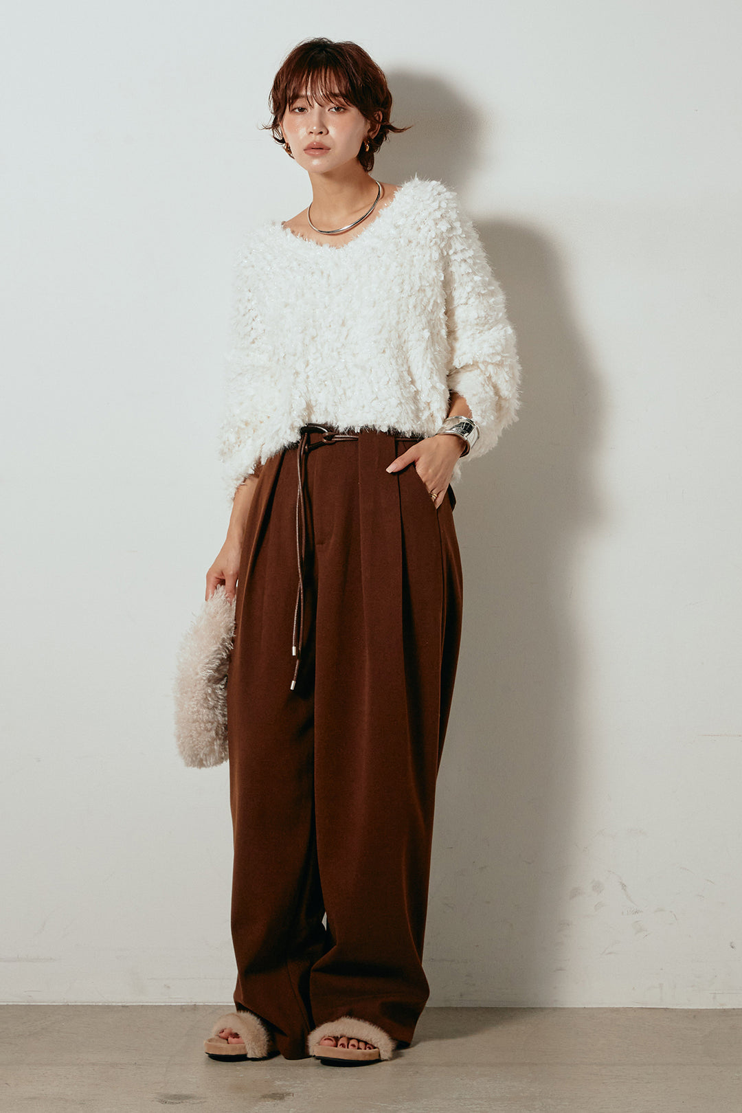 [SET]深Vネックチョウチョヤーンニットトップス+細フェイクレザーベルト付きワイドタックパンツ(2set)