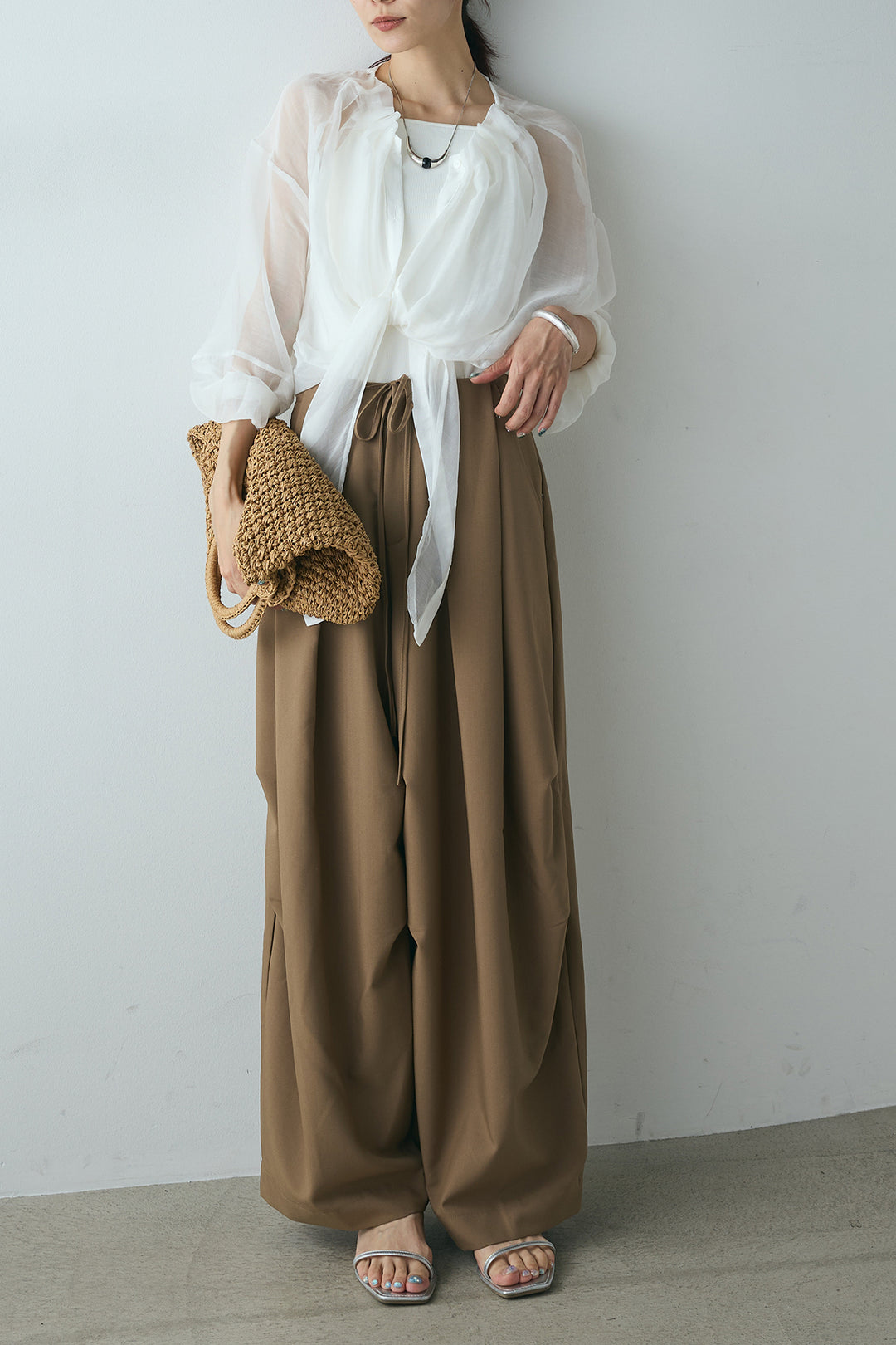 [SET]ギャザーネックウエスト巻きシアーシャツ+ランダムタック入りワイドパンツ(2set)