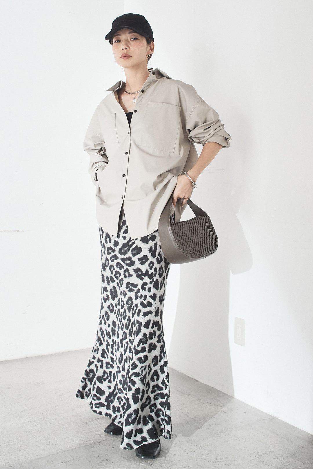 [SET]ウォッシャブルエコレザービックカフスシャツ+レオパードサテンナロースカート(2set)