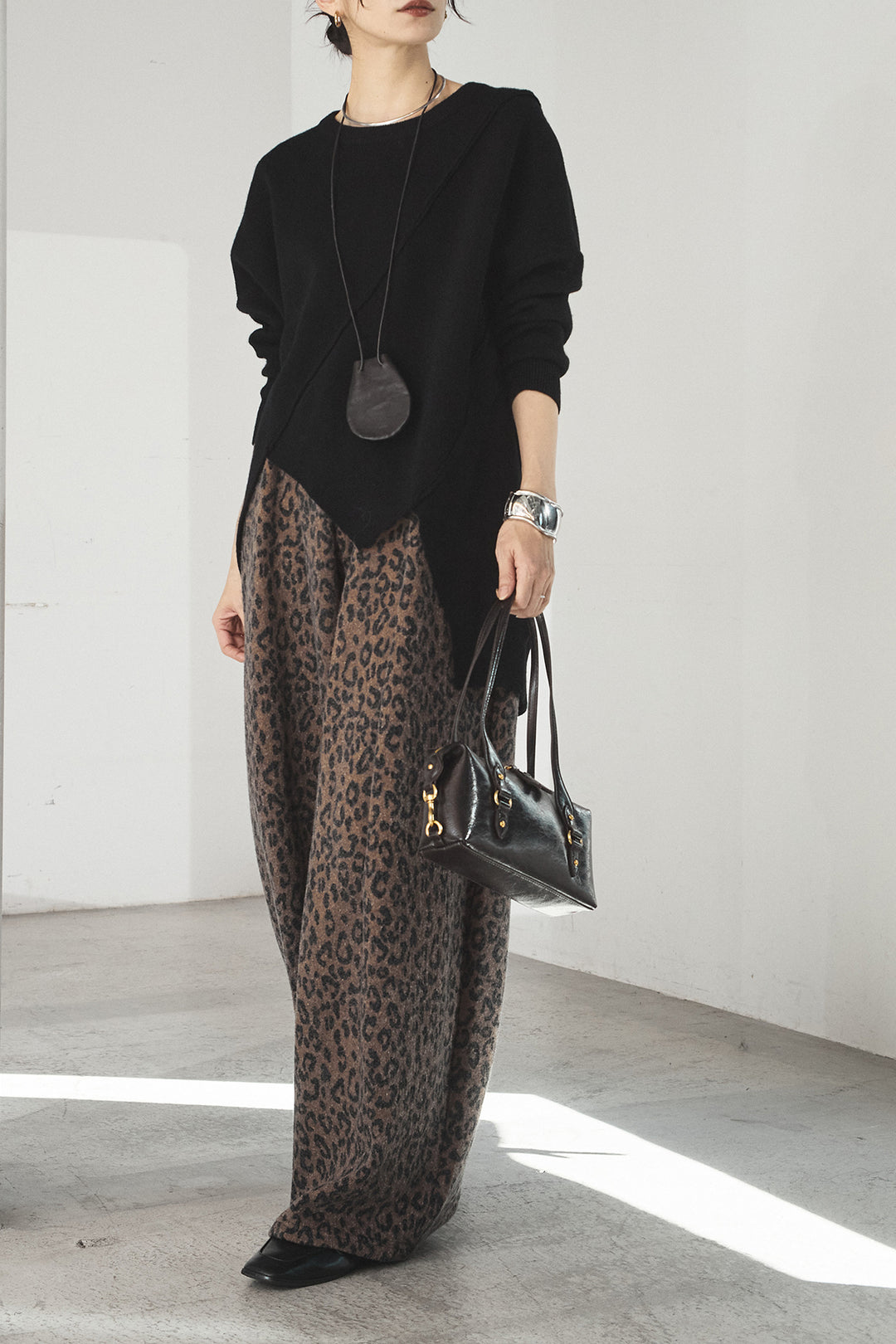 [SET]アシンメトリーデザインニットトップス+リラックスレオパード柄ワイドパンツ(2set)