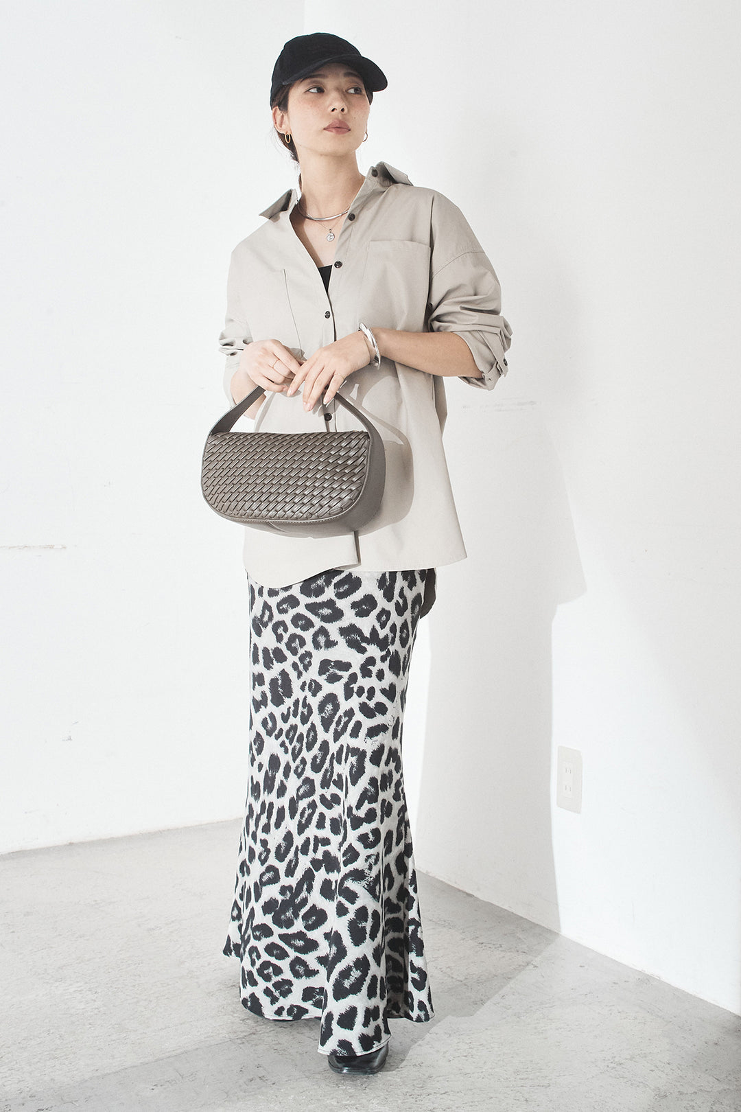 [SET]ウォッシャブルエコレザービックカフスシャツ+レオパードサテンナロースカート(2set)