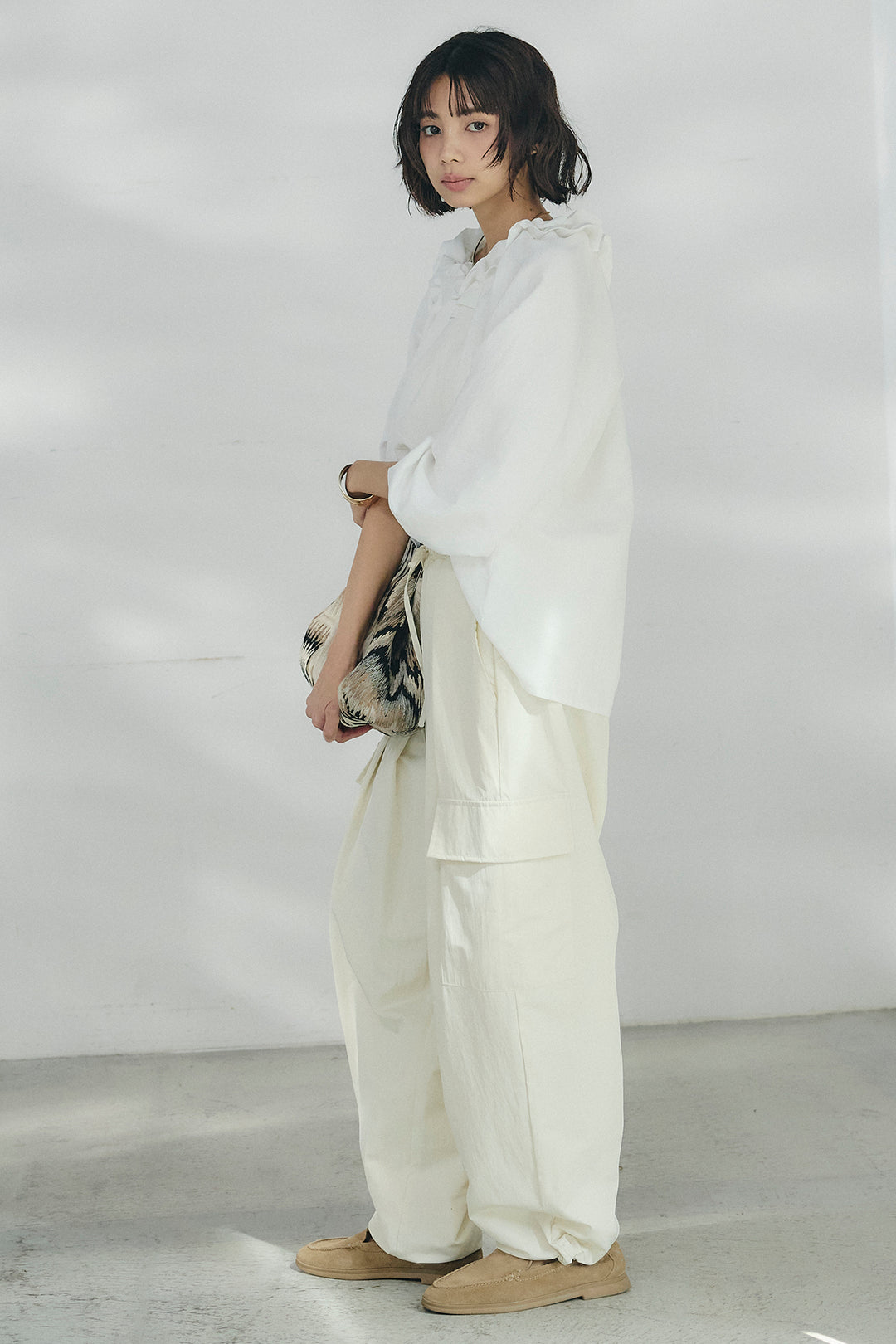 [SET]ネックフリルデザインブラウス+撥水ジョガーパンツ(2set)