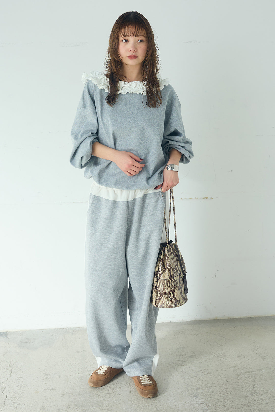 [SET]ネックギャザーフリルスウェット+異素材切り替えスウェットパンツ(2set)