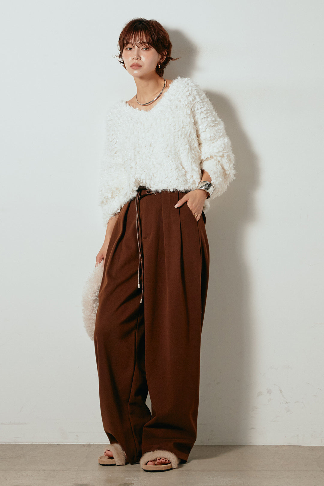 [SET]深Vネックチョウチョヤーンニットトップス+細フェイクレザーベルト付きワイドタックパンツ(2set)