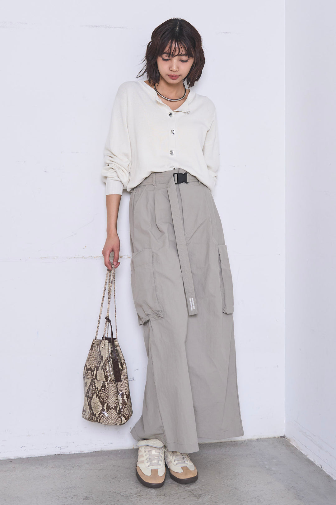 [SET]リサイクルポリニュアンス釦カーデ+撥水加工ナイロンスカート(2set)