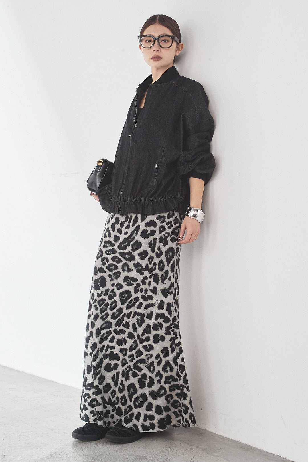 [SET]袖シャーリング裾フリルデニムブルゾン+レオパードサテンナロースカート(2set)