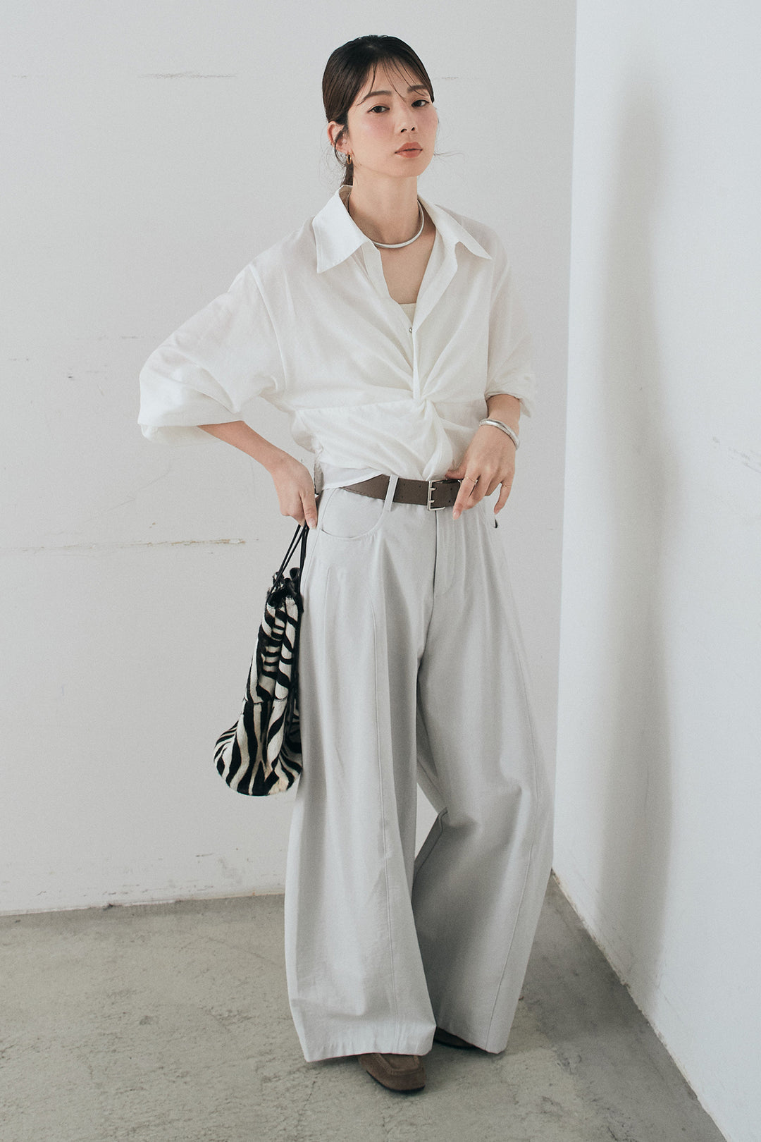 [SET]裾巻きツイストデザインシャツ+ベルト付きサイドタックワイドパンツ(2set)