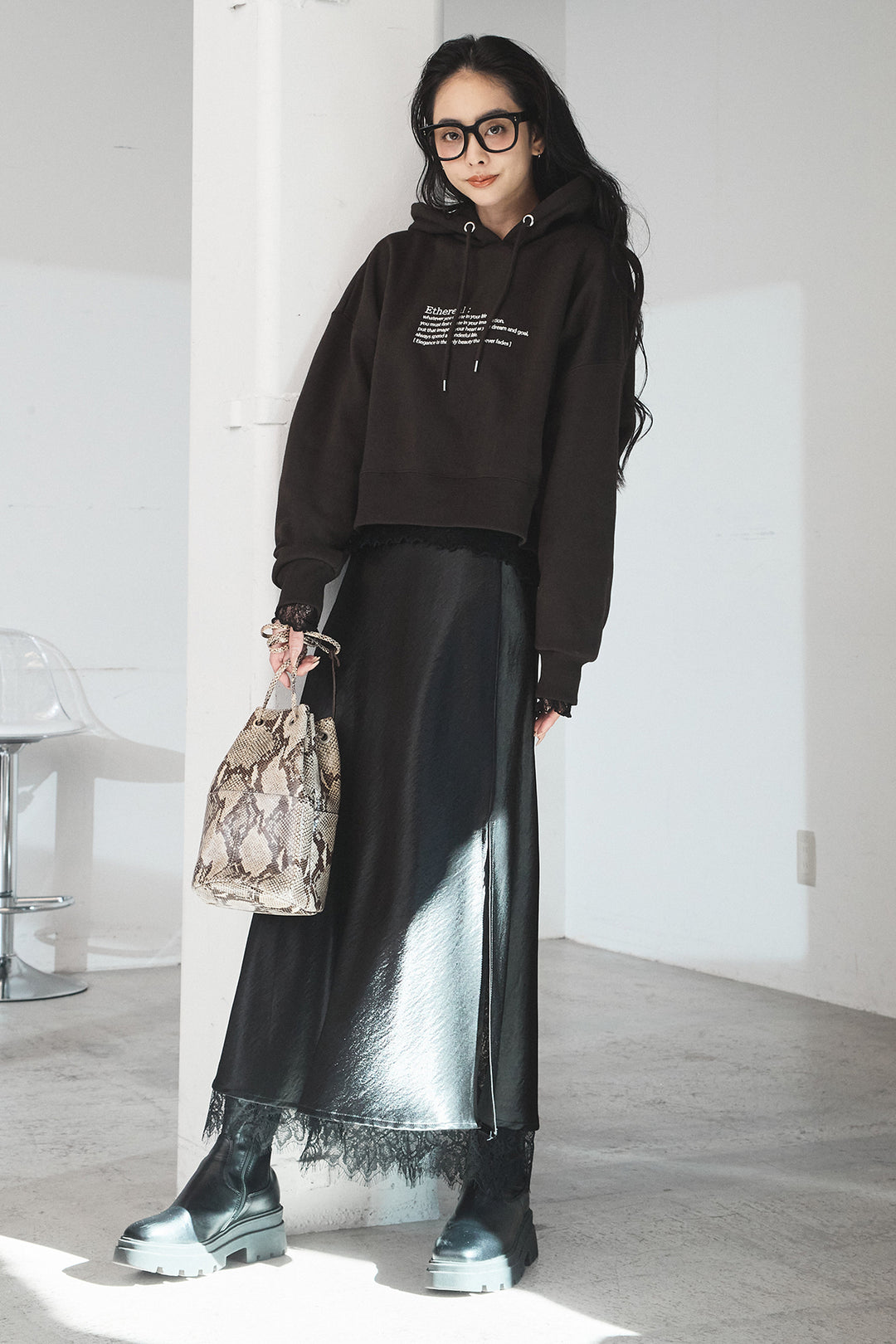 [SET]裏起毛レタリング刺繍フーディショートプルオーバー+ストレッチレースクルーネックインナー+裾レースデザインサテンスカート(3set)