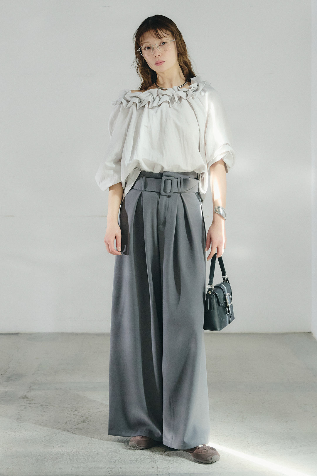 [SET]ネックフリルデザインブラウス+ベルト付きツータックワイドパンツ(2set)