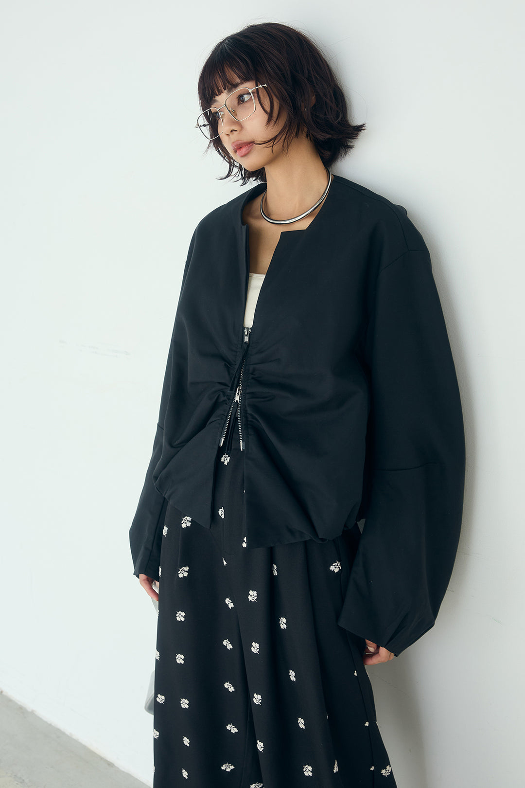 [SET]ノーカラーフロントギャザージップアウター+花柄刺繍ツイルタックパンツ(2set)