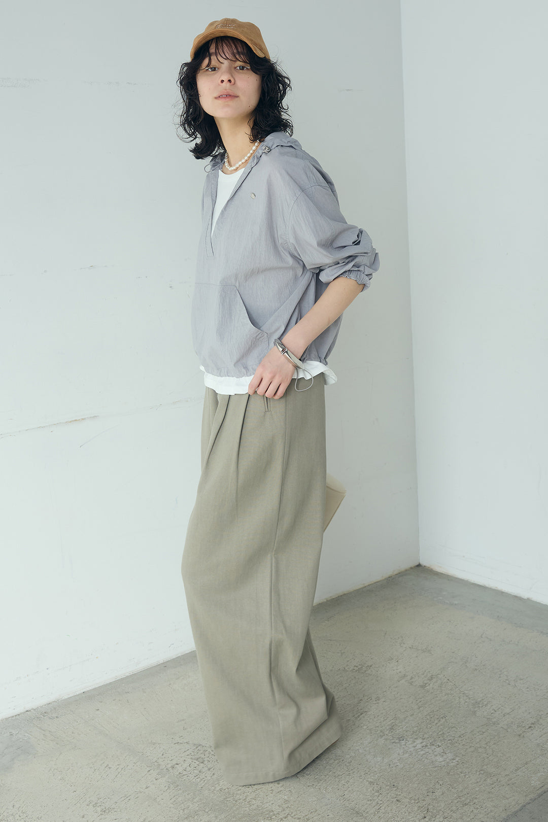 [SET]レイヤードデザインフーディートップス+サイド調整ベルトタックパンツ(2set)