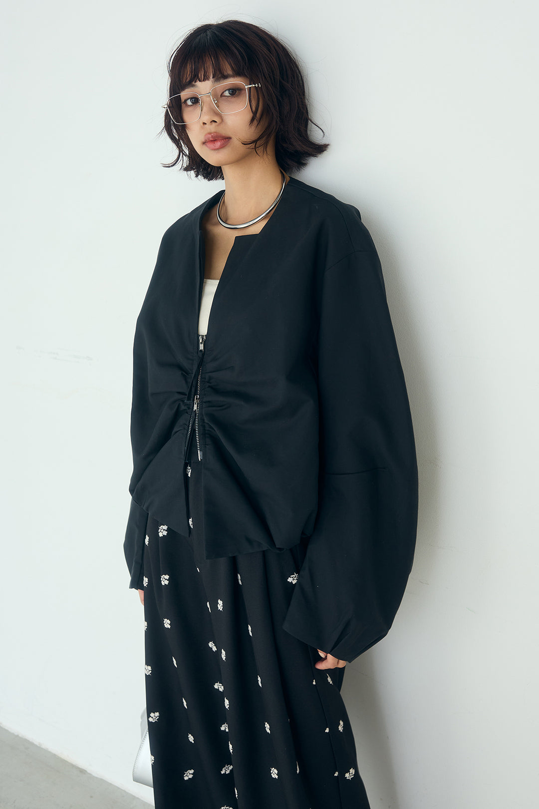 [SET]ノーカラーフロントギャザージップアウター+花柄刺繍ツイルタックパンツ(2set)