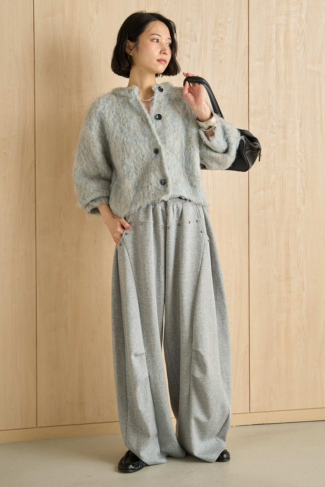 [SET]エアリーシャギークルーカーデ+スタッズ付きニーサイドタックスウェットパンツ(2set)