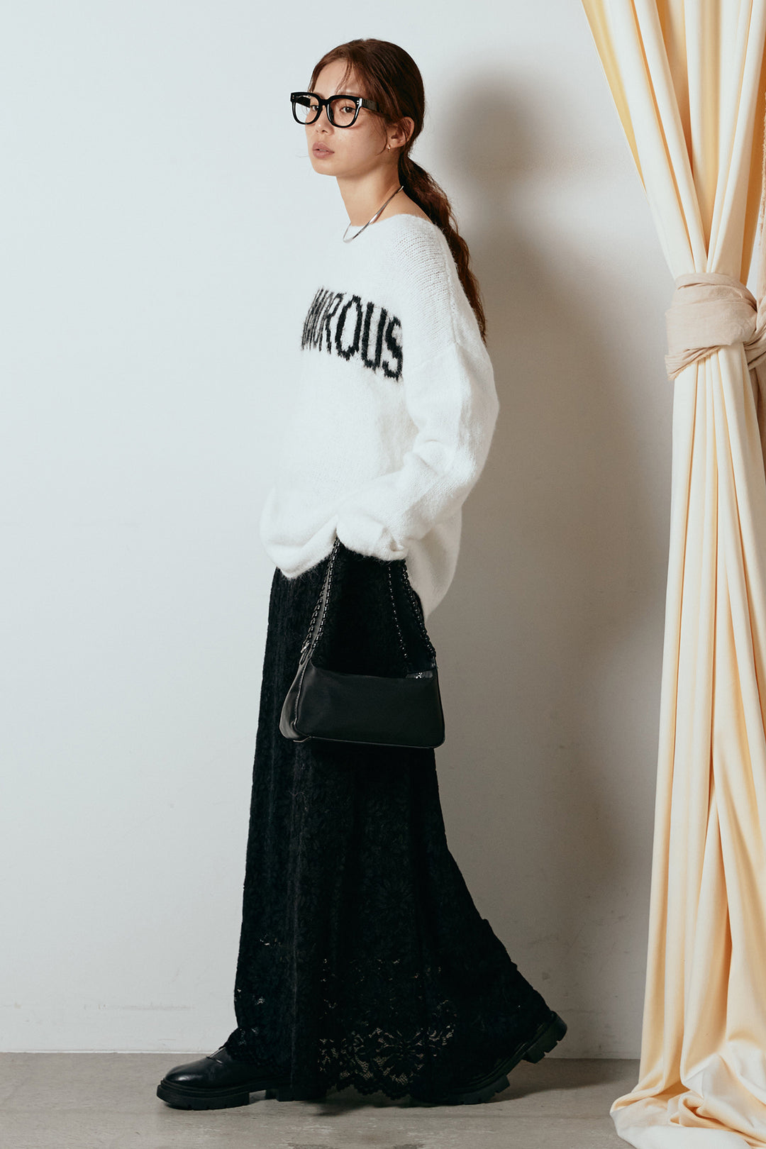 [SET]フロントロゴデザインニットトップス+花柄刺繍ベロアフレアスカート(2set)