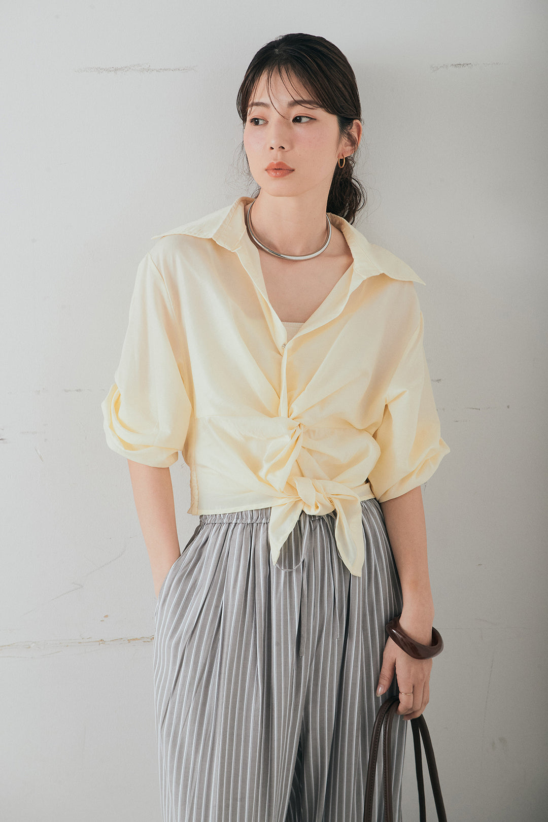 [SET]裾巻きツイストデザインシャツ+レーヨンストライプイージーワイドパンツ(2set)