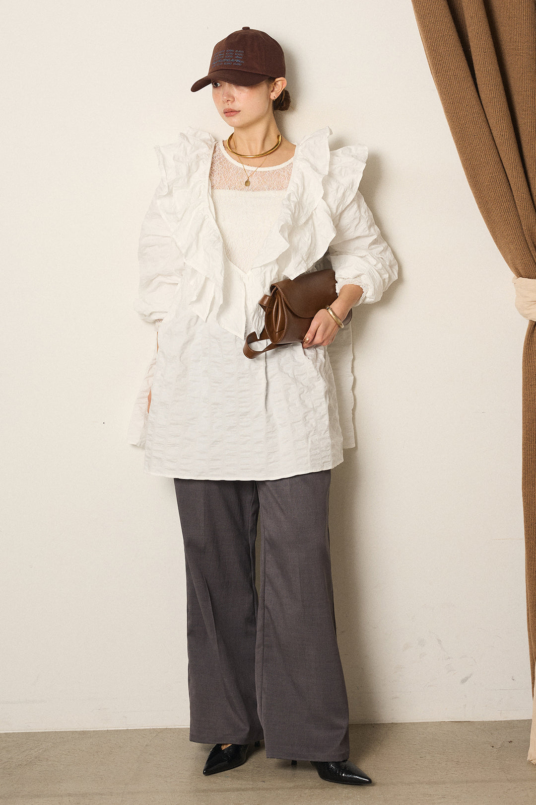 [SET]Vネックフリルカラーブラウス+ツイルスプリングカラータックパンツ+ストレッチレースクルーネックインナー(3set)