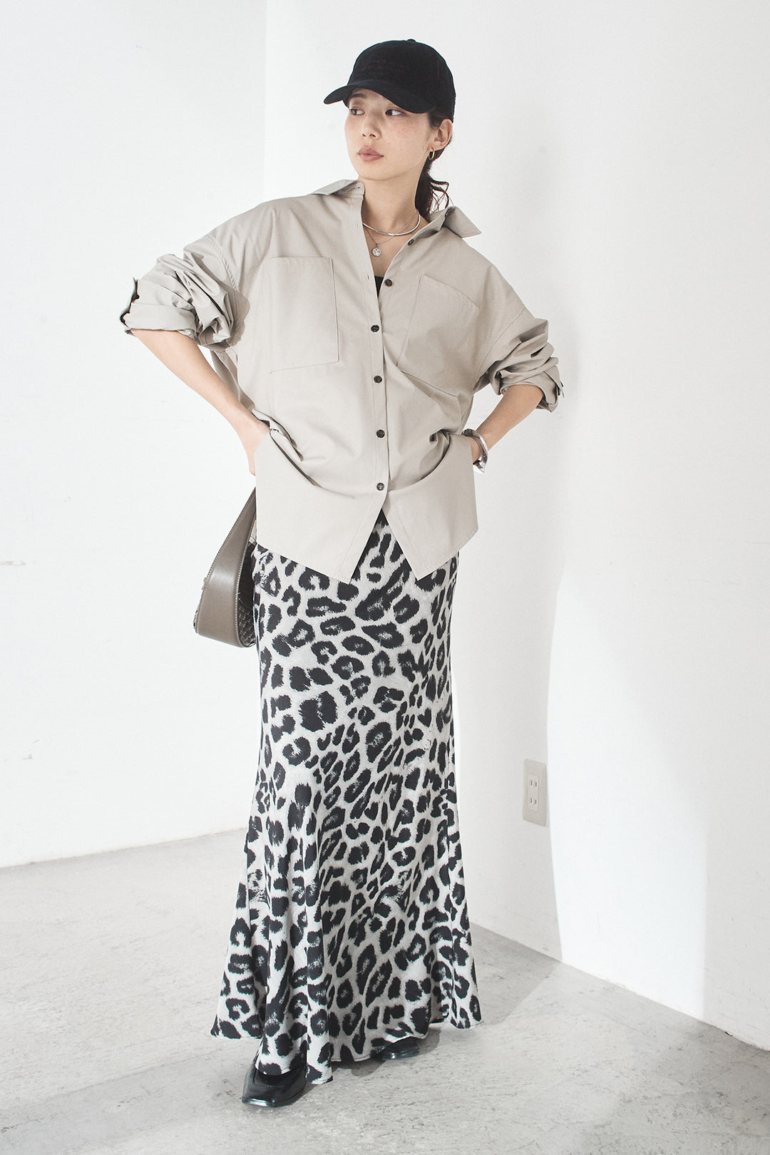 [SET]ウォッシャブルエコレザービックカフスシャツ+レオパードサテンナロースカート(2set)