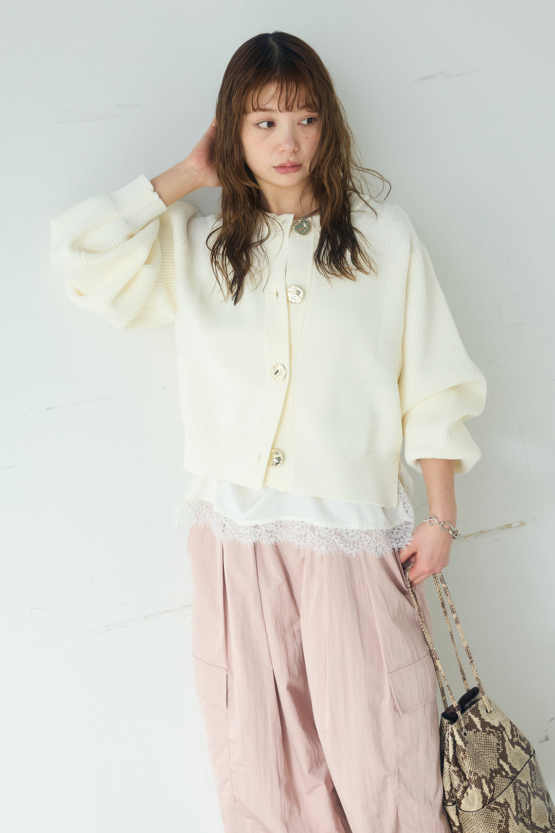 [SET]スポンディッシュBIGボタンクルーネックカーディガン+撥水ジョガーパンツ+ブロード切り替えぺプラムタンク(3set)