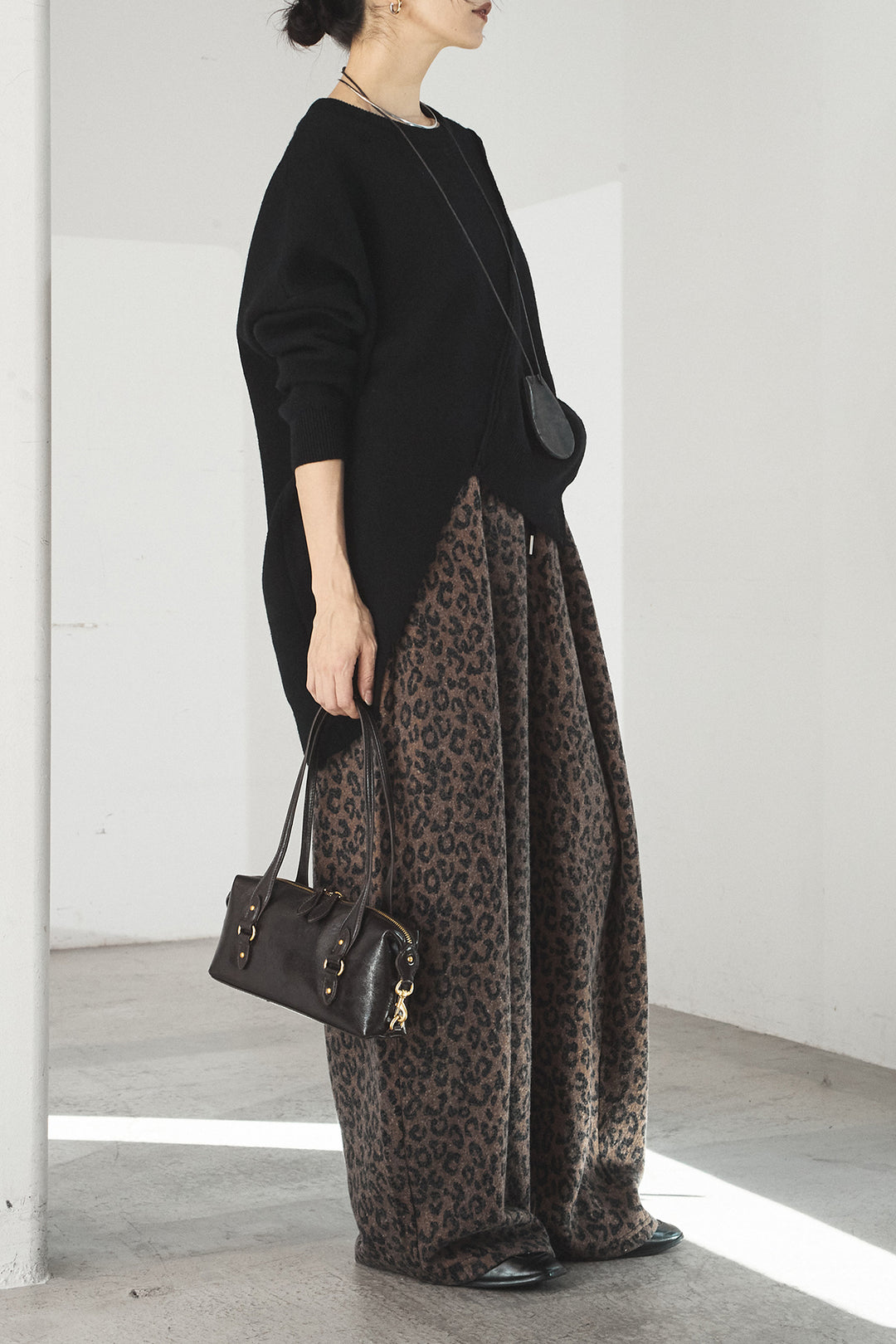 [SET]アシンメトリーデザインニットトップス+リラックスレオパード柄ワイドパンツ(2set)