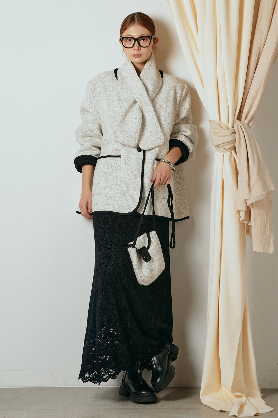 [SET]ノーカラーマフラーバッグ付きアウター+花柄刺繍ベロアフレアスカート(2set)