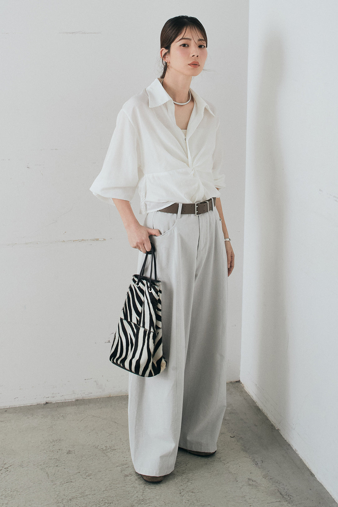 [SET]裾巻きツイストデザインシャツ+ベルト付きサイドタックワイドパンツ(2set)