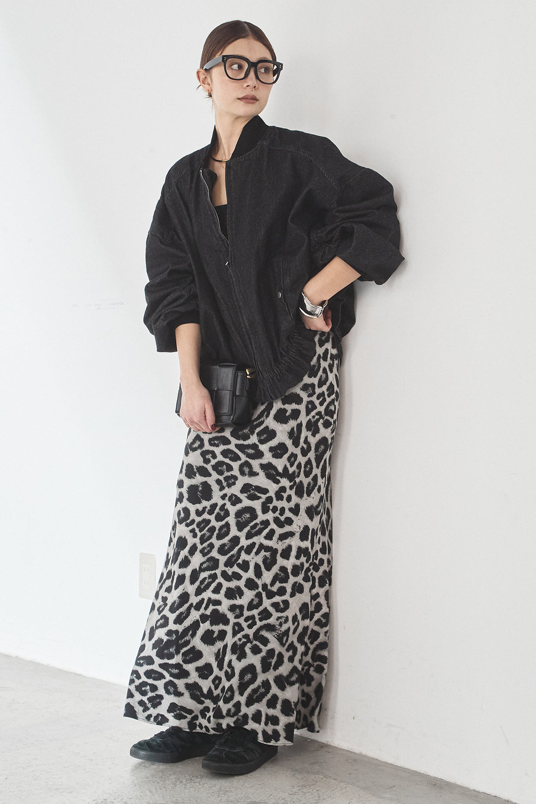 [SET]袖シャーリング裾フリルデニムブルゾン+レオパードサテンナロースカート(2set)