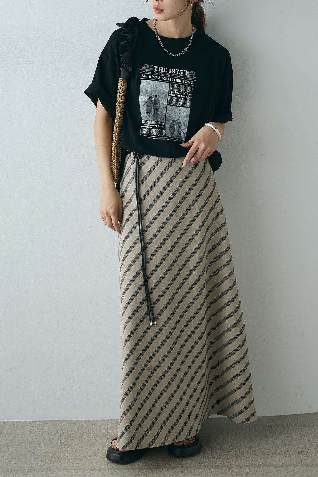 [SET]ニュースペーパーグラフィックTシャツ+ベルト付き斜めライン柄スカート(2set)