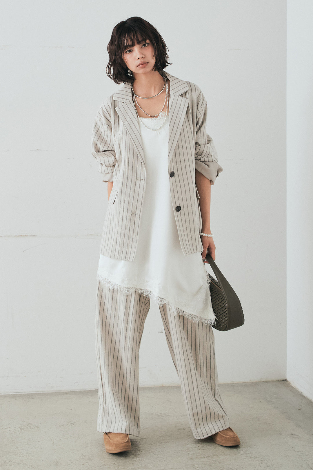 [SET]リネンライクストライプテーラードジャケット+リネンライクストライプタックイージーパンツ+サテンレースアシメキャミ(3set)