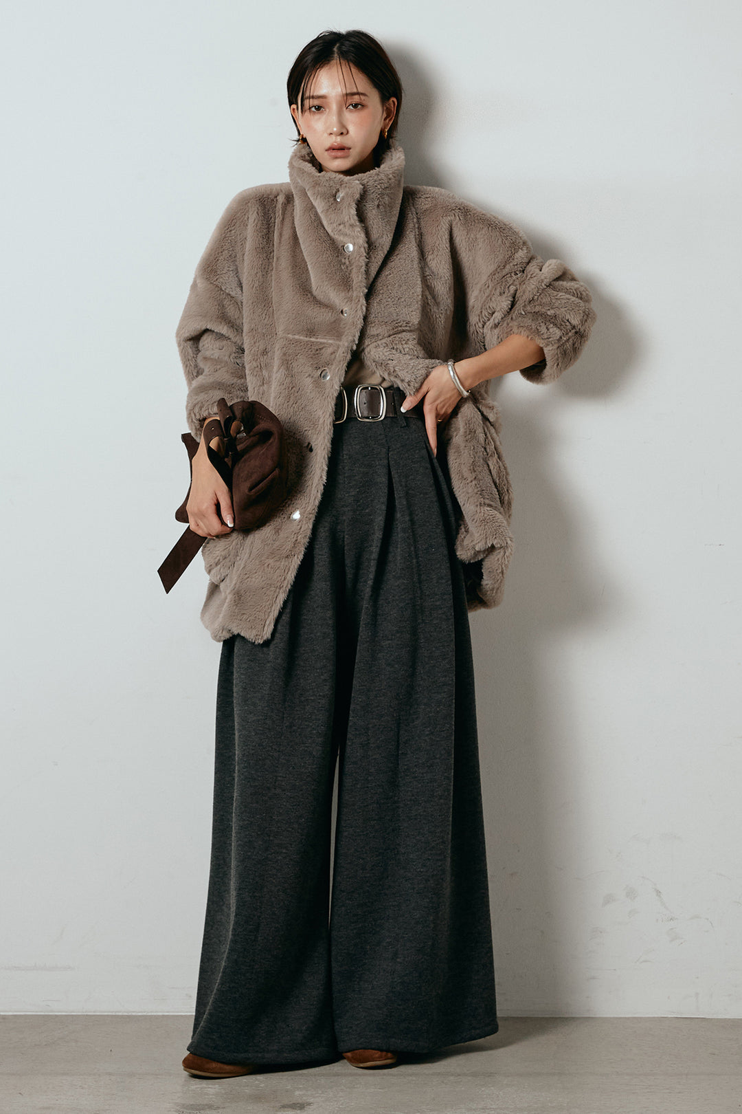 [SET]スタンドネックファーコート+フェイクレザー太ベルト付きタックワイドパンツ(2set)