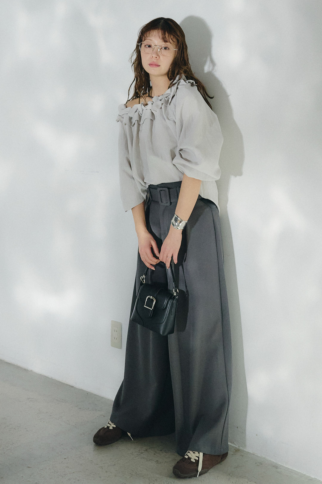[SET]ネックフリルデザインブラウス+ベルト付きツータックワイドパンツ(2set)
