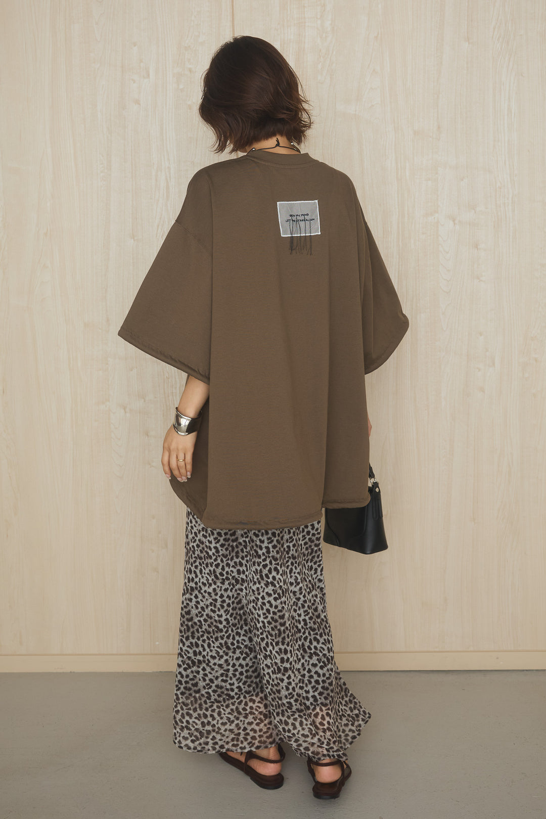 [SET]バックワンポイントデザインオーバーTシャツ+リラックスレオパードナロースカート(2set)