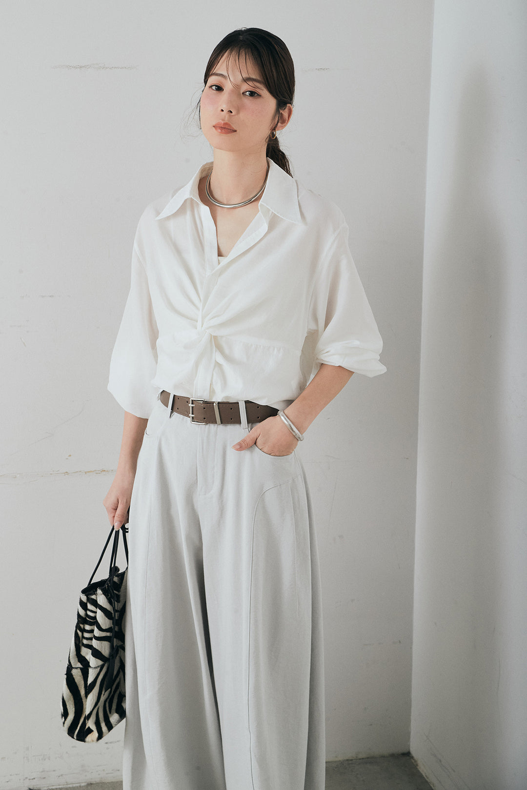 [SET]裾巻きツイストデザインシャツ+ベルト付きサイドタックワイドパンツ(2set)