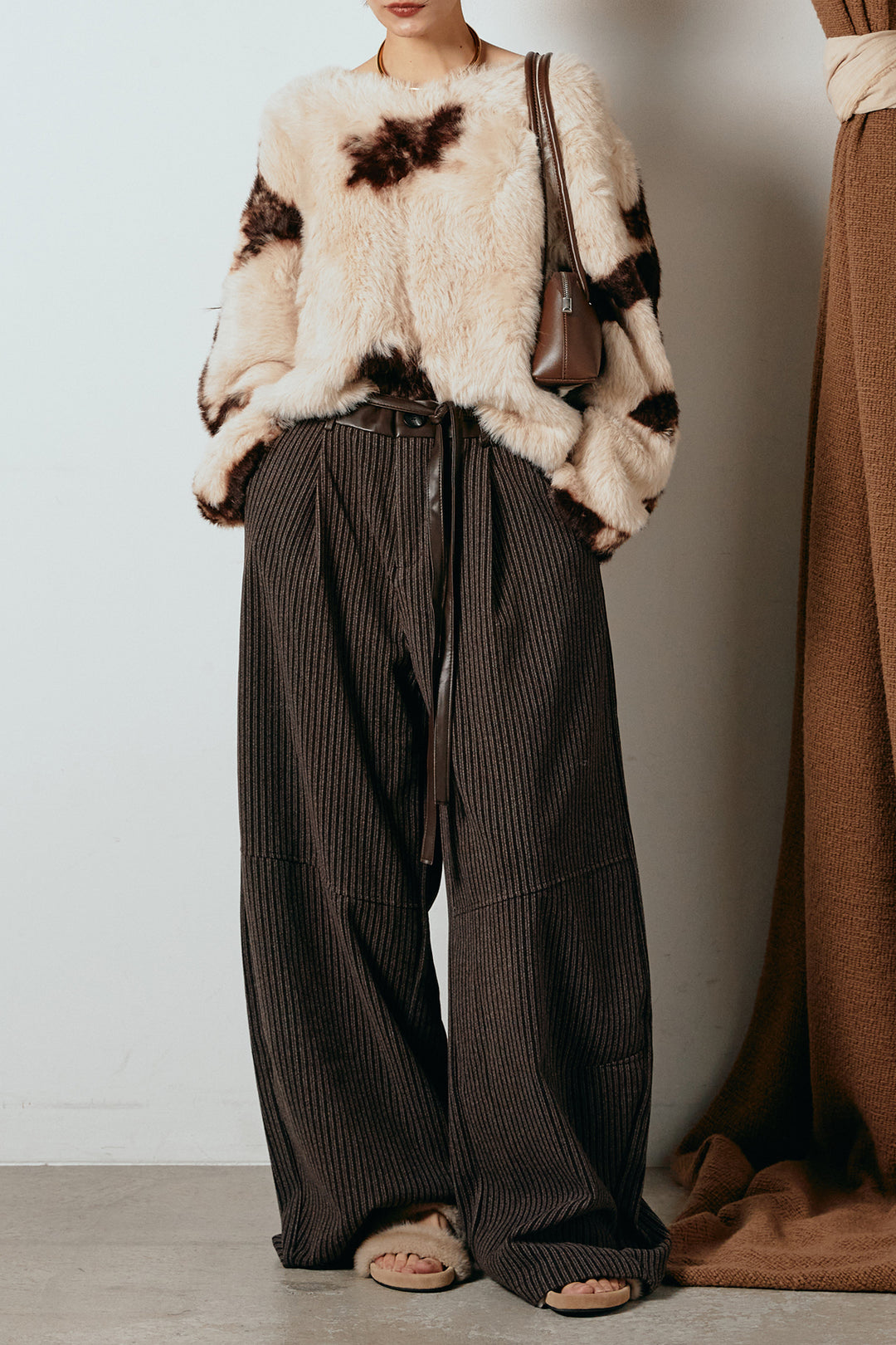 [SET]タイダイ柄シャギーニットトップス+レザーライク配色ストライプパンツ(2set)