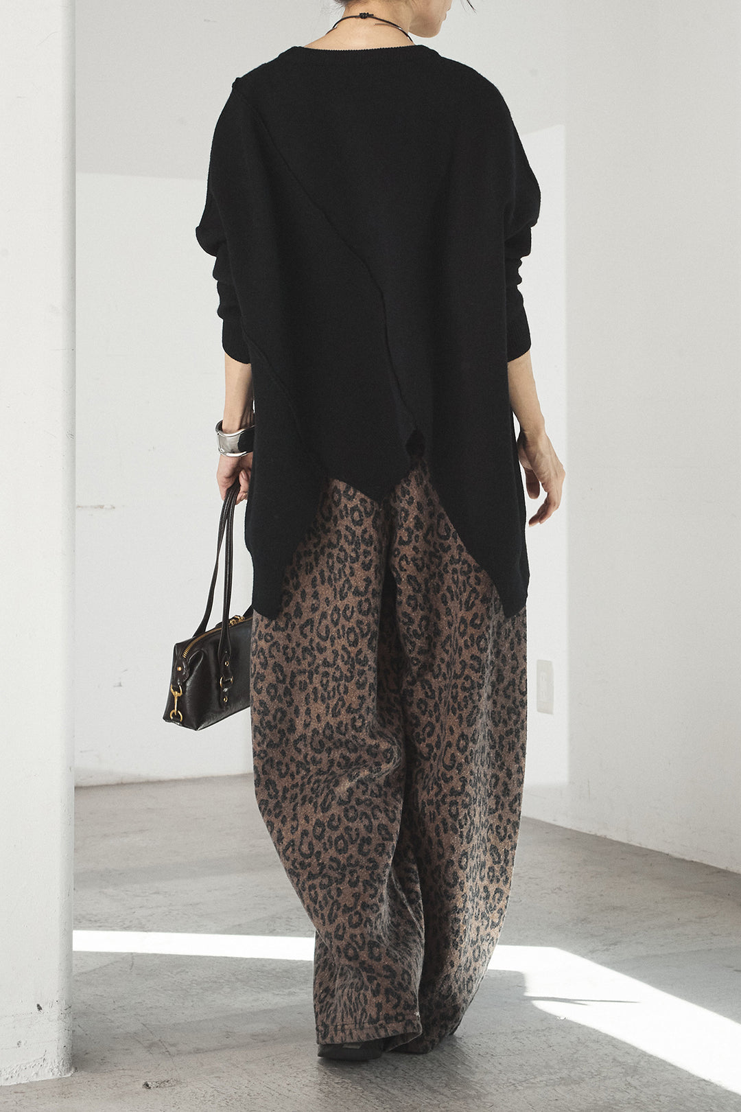 [SET]アシンメトリーデザインニットトップス+リラックスレオパード柄ワイドパンツ(2set)
