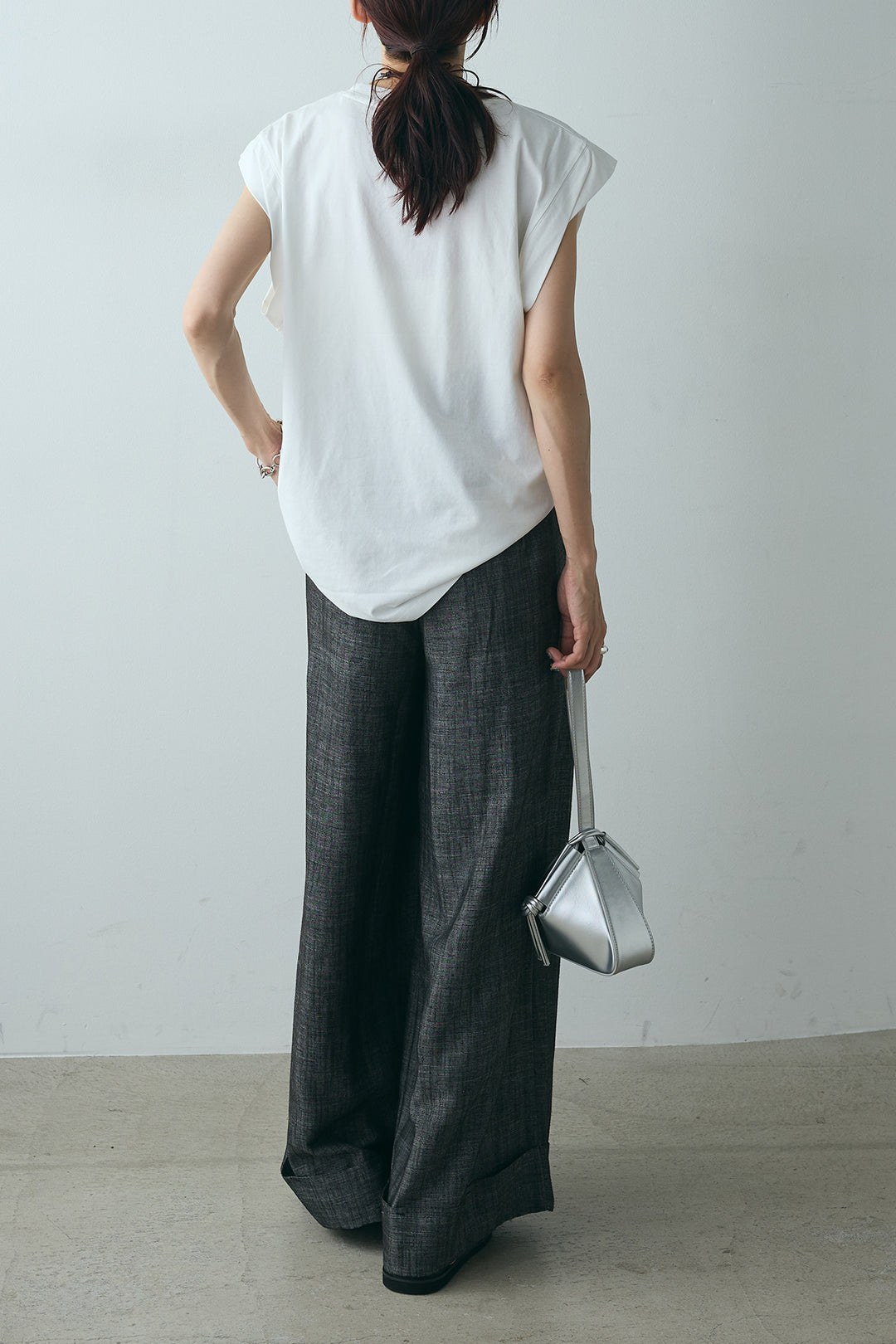 [SET]英字デザインノースリーブTシャツ+タック入りかすれ柄ワイドパンツ(2set)