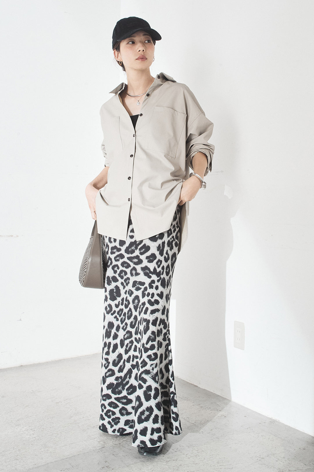 [SET]ウォッシャブルエコレザービックカフスシャツ+レオパードサテンナロースカート(2set)