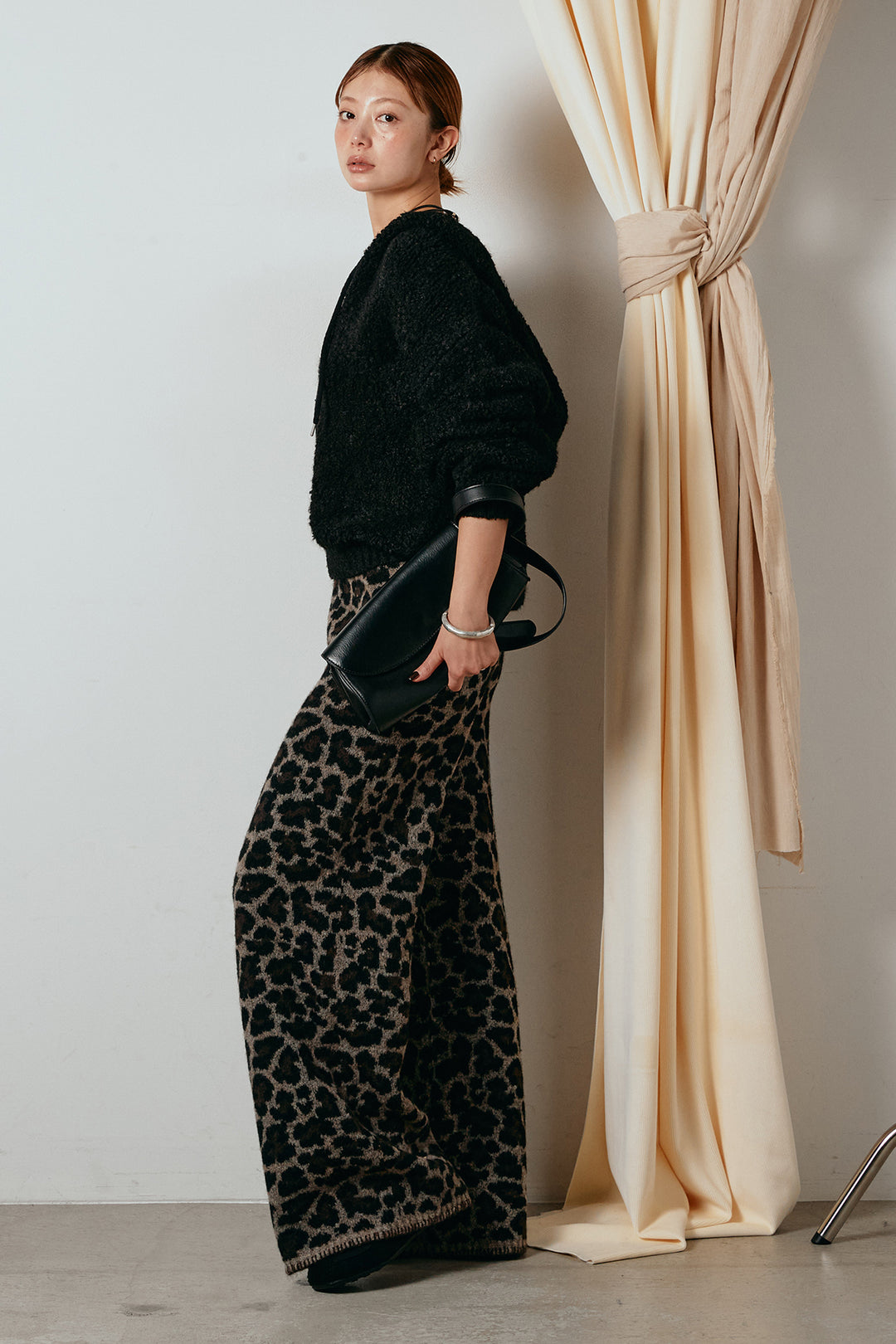 [SET]ブークレキーネックプルオーバー+リラックスレオパード柄ニットパンツ(2set)