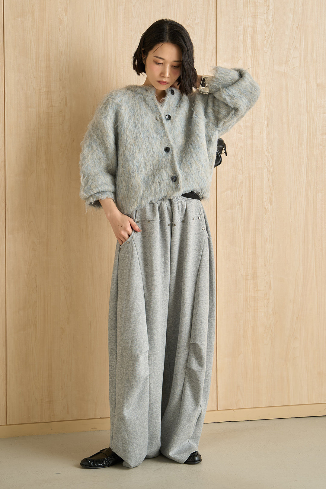 [SET]エアリーシャギークルーカーデ+スタッズ付きニーサイドタックスウェットパンツ(2set)