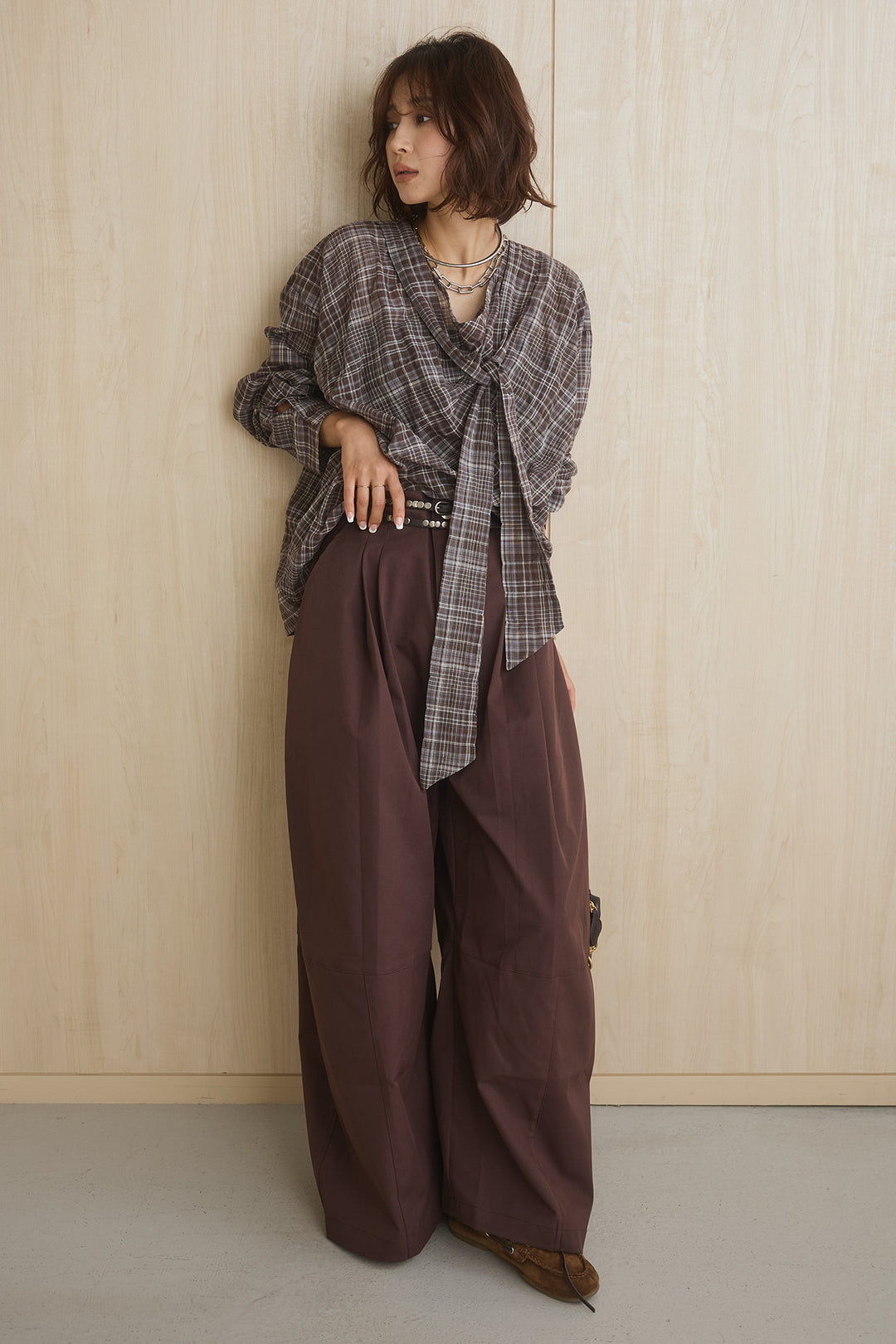 [SET]ネック紐付きワッシャーチェックブラウス+ダブルスキニーベルト付きカーブパンツ(2set)