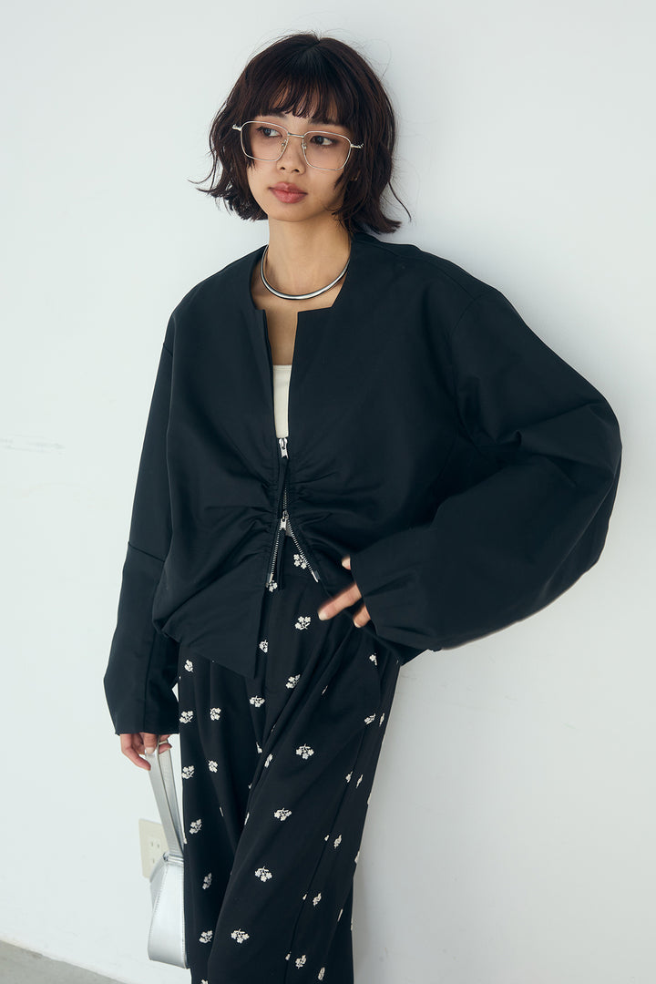 [SET]ノーカラーフロントギャザージップアウター+花柄刺繍ツイルタックパンツ(2set)