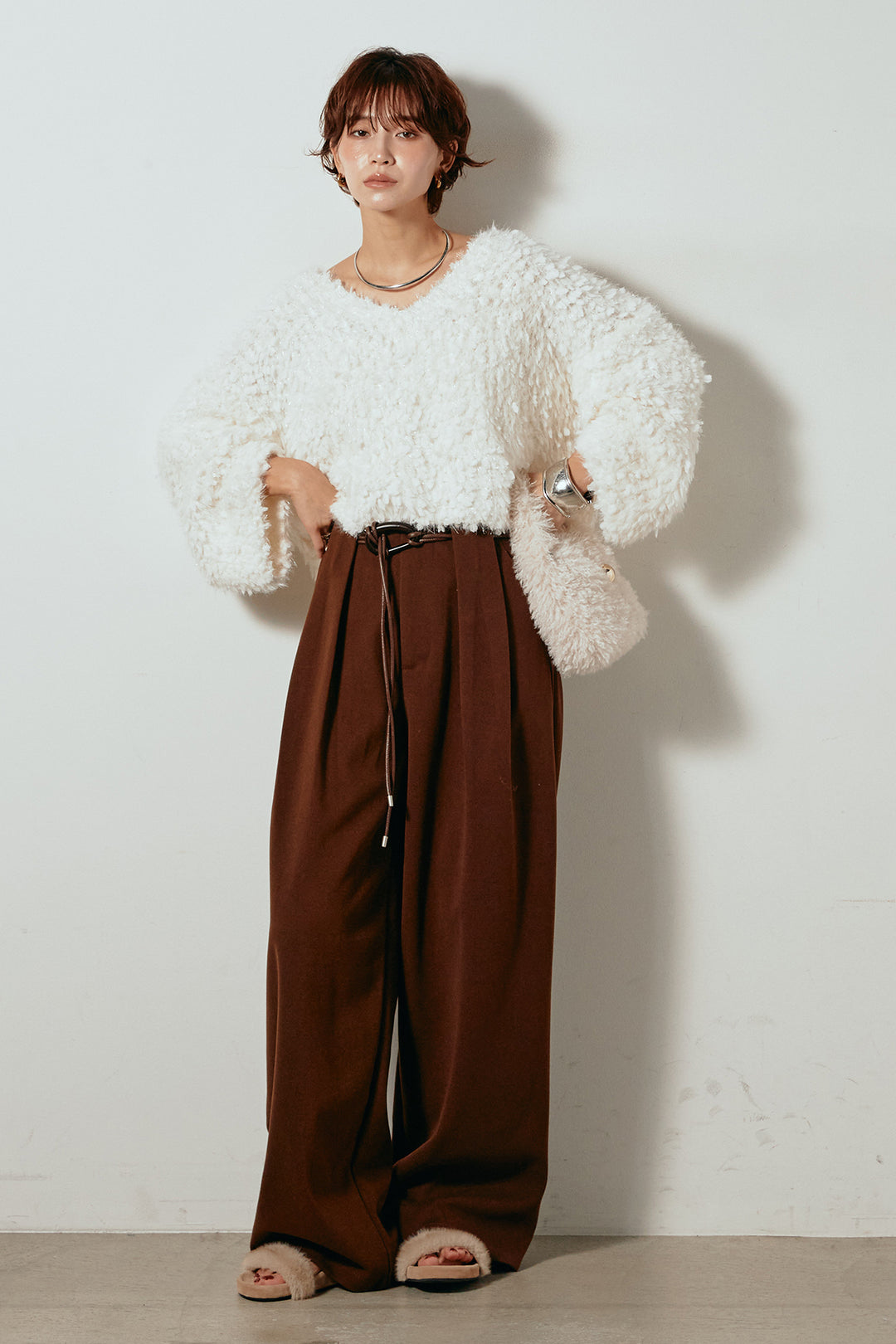 [SET]深Vネックチョウチョヤーンニットトップス+細フェイクレザーベルト付きワイドタックパンツ(2set)