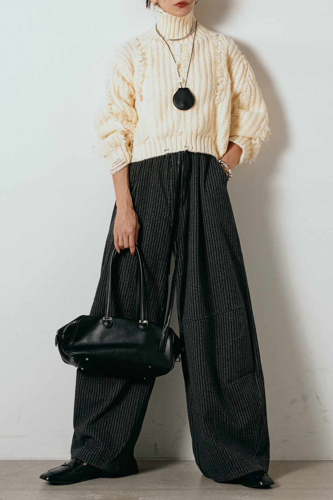 [SET]フリンジタートルショートニット+レザーライク配色ストライプパンツ(2set)