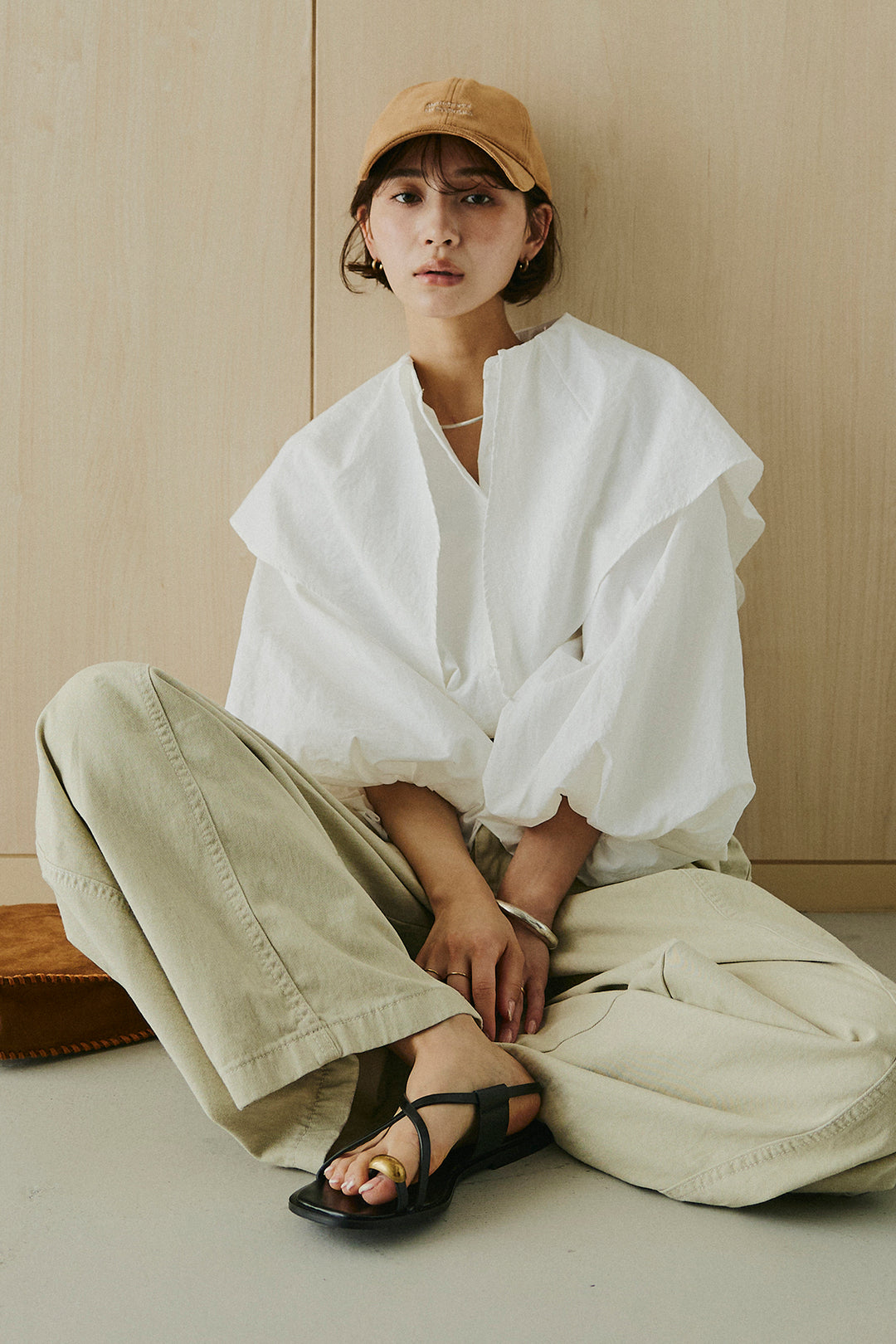 [SET]ケープカラーナイロンブラウス+サイドベルトカーブワイドパンツ(2set)