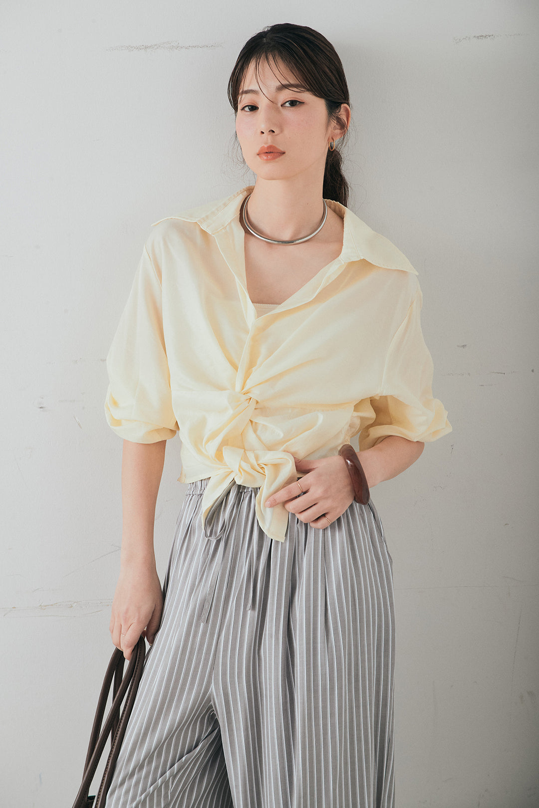 [SET]裾巻きツイストデザインシャツ+レーヨンストライプイージーワイドパンツ(2set)