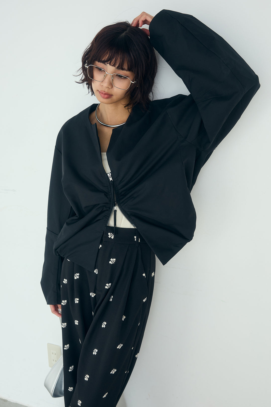 [SET]ノーカラーフロントギャザージップアウター+花柄刺繍ツイルタックパンツ(2set)