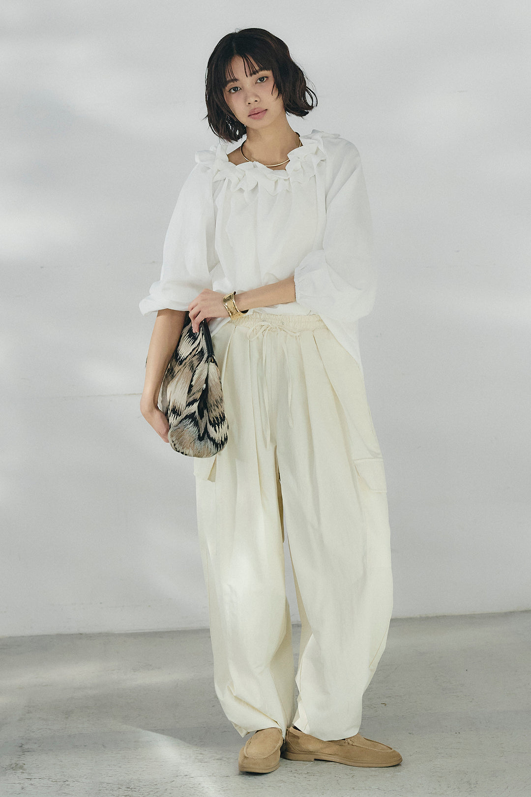 [SET]ネックフリルデザインブラウス+撥水ジョガーパンツ(2set)