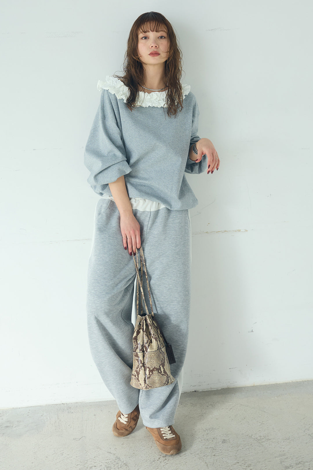 [SET]ネックギャザーフリルスウェット+異素材切り替えスウェットパンツ(2set)