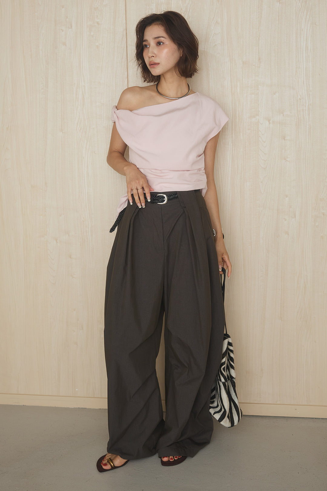 [SET]ノースリーブアシンメトリートップス+ニーサイドタックボリュームカーブパンツ(2set)